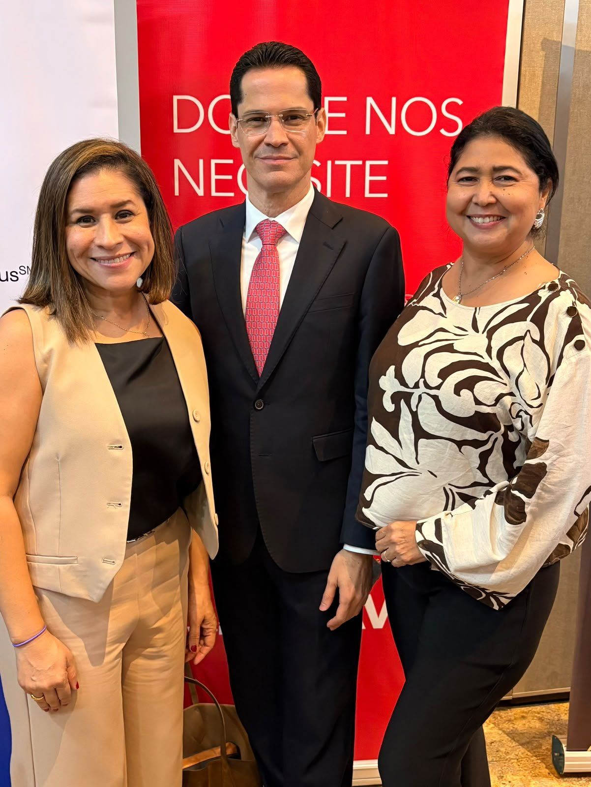 Erika Sánchez, representante de Sabor USA, junto a José Bravo, maestro de ceremonias.