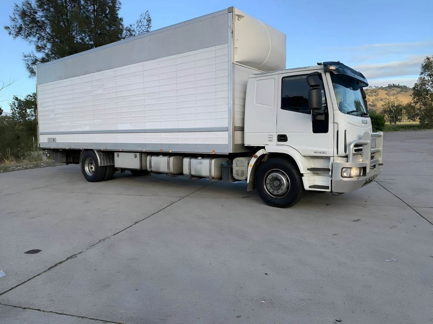 White Furniture Removal Truck For Removalist In Bathurst