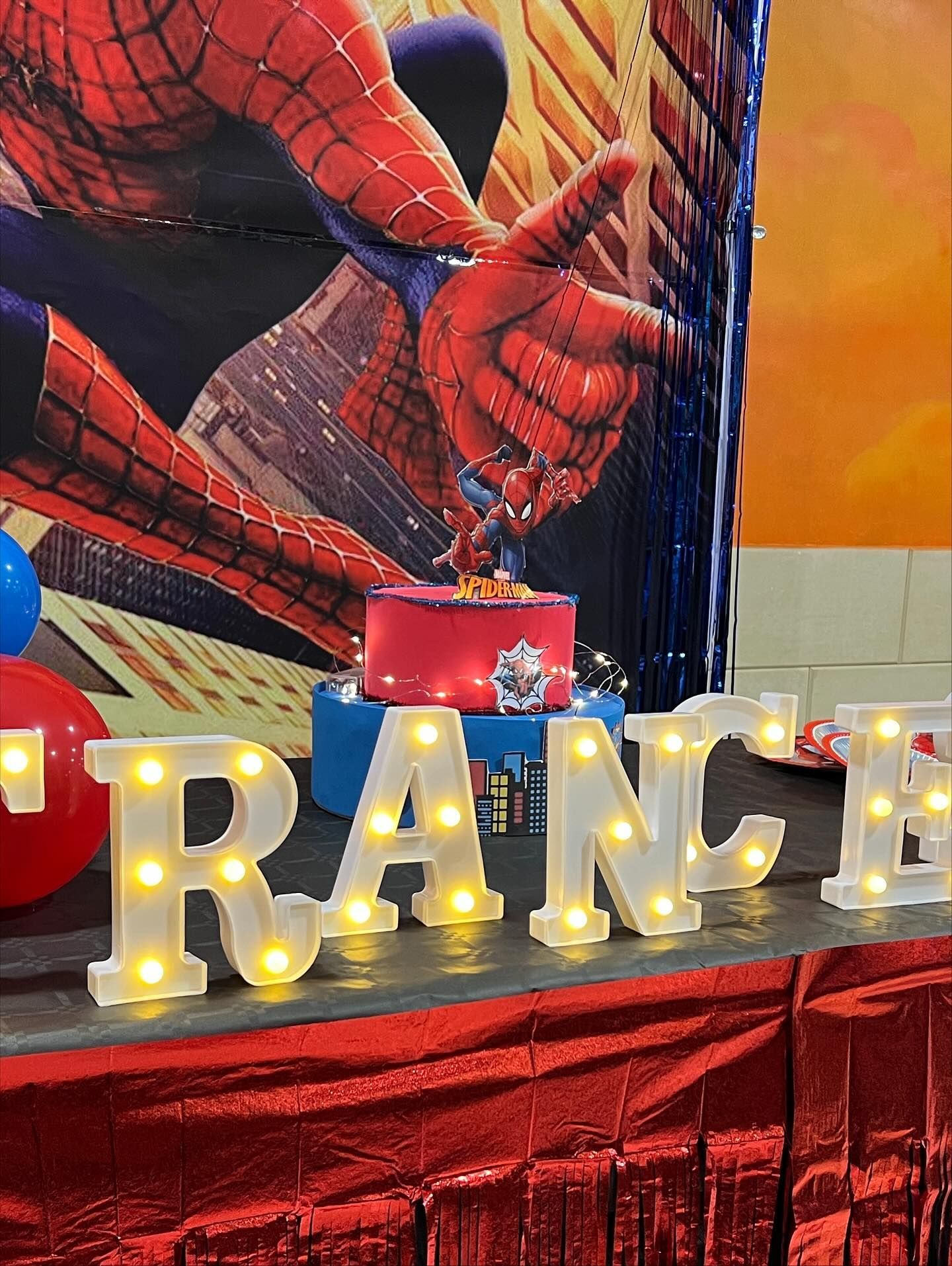 Allestimento per compleanno a tema Spiderman: torta, scritta luminosa