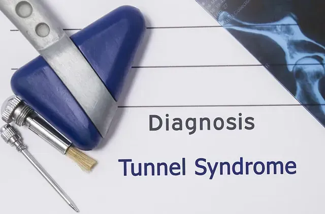 Wrist splint beside text reading “Diagnosis Tunnel Syndrome”