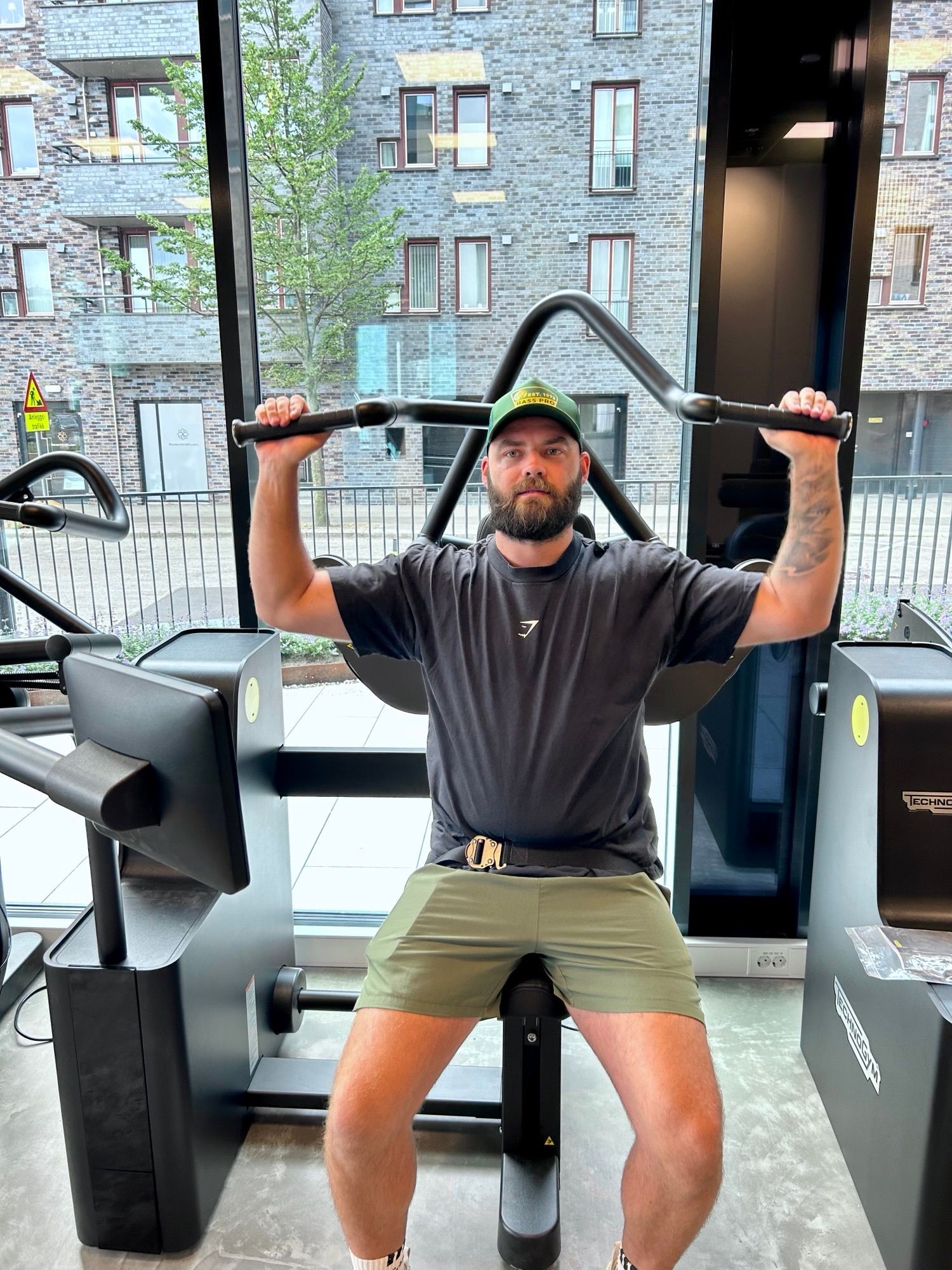 Medlem bruker et digitalt Technogym-apparat hos Trim Her
