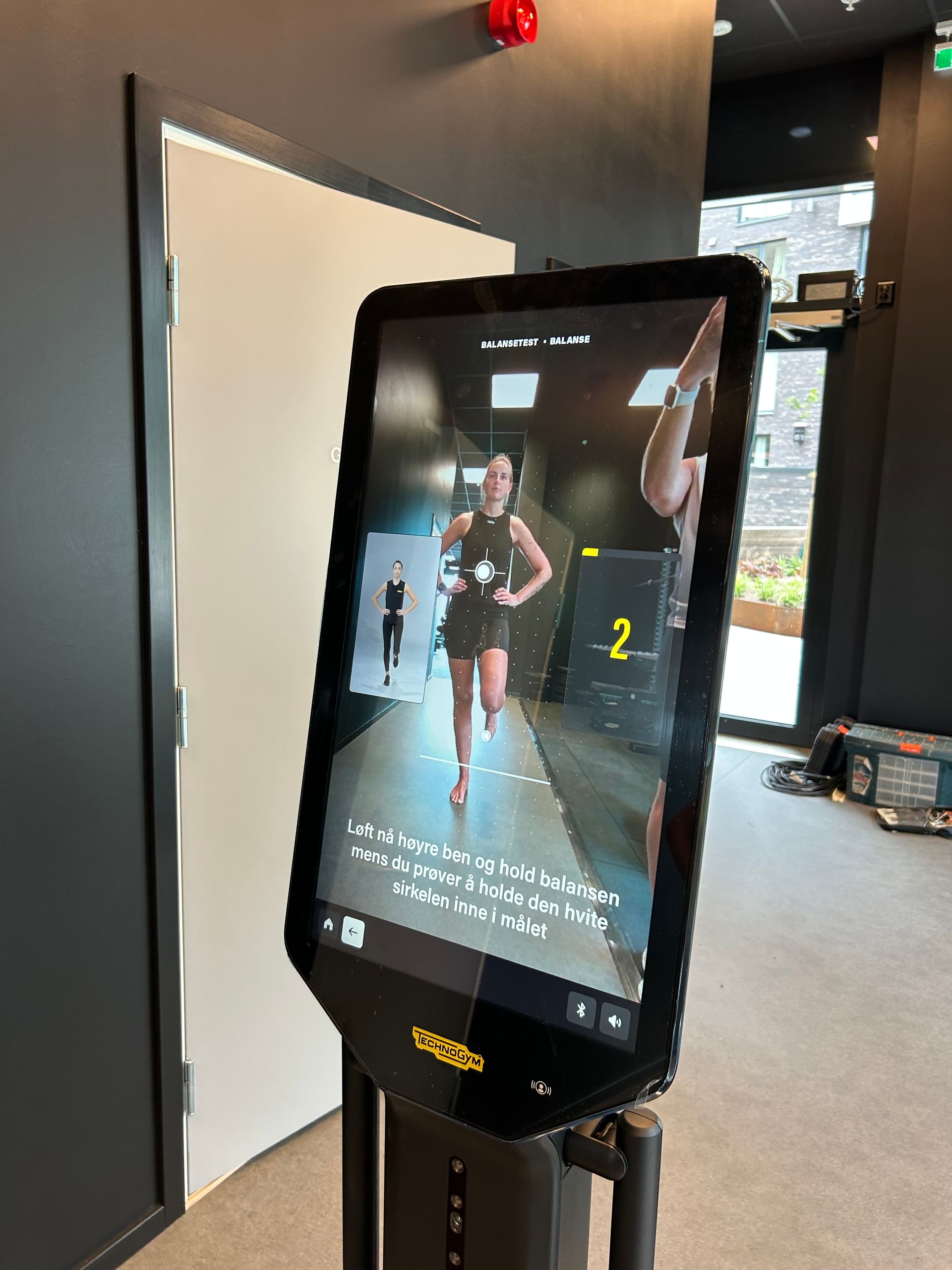 Medlem bruker et digitalt Technogym-apparat hos Trim Her