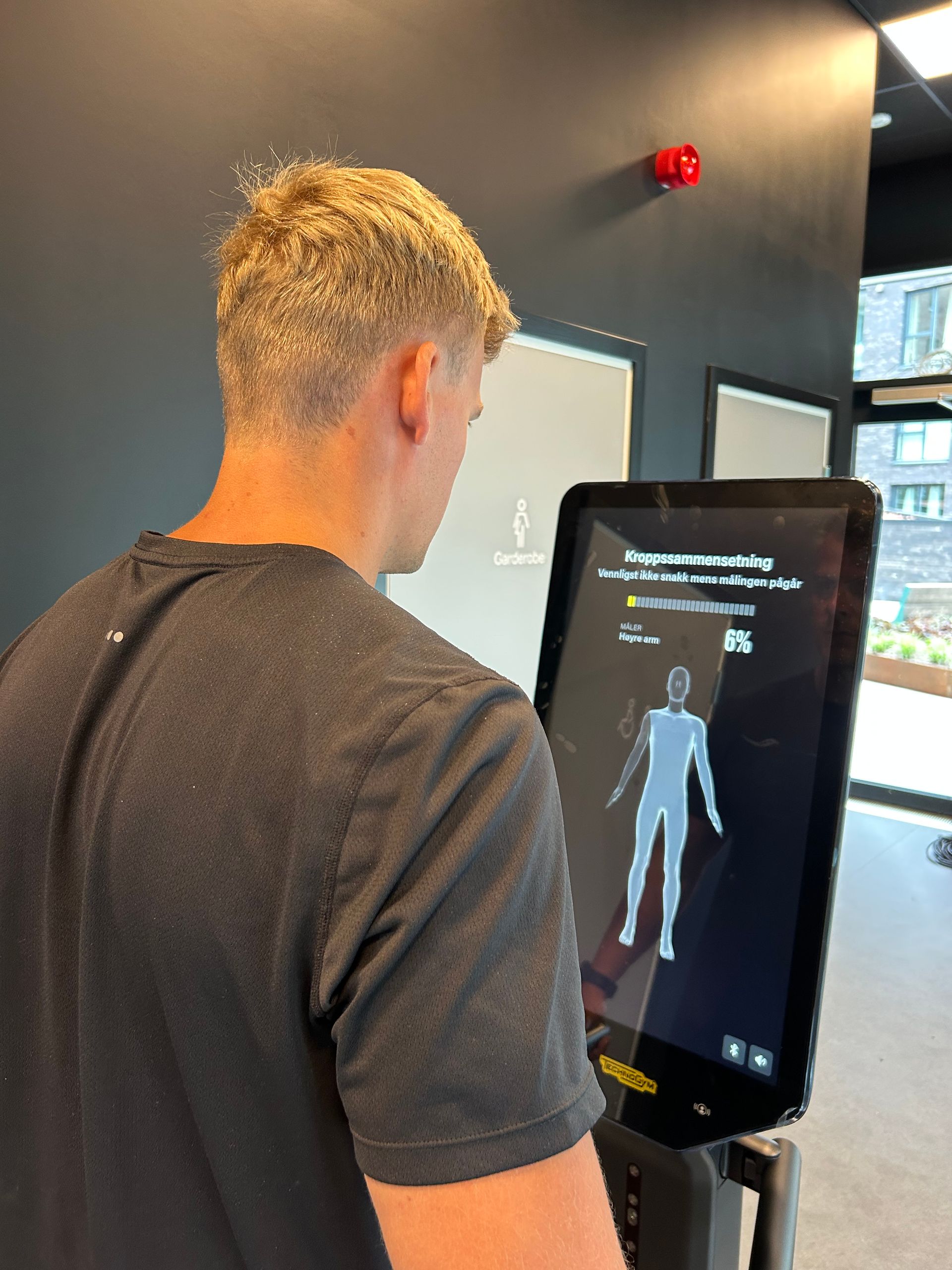 Medlem bruker et digitalt Technogym-apparat hos Trim Her