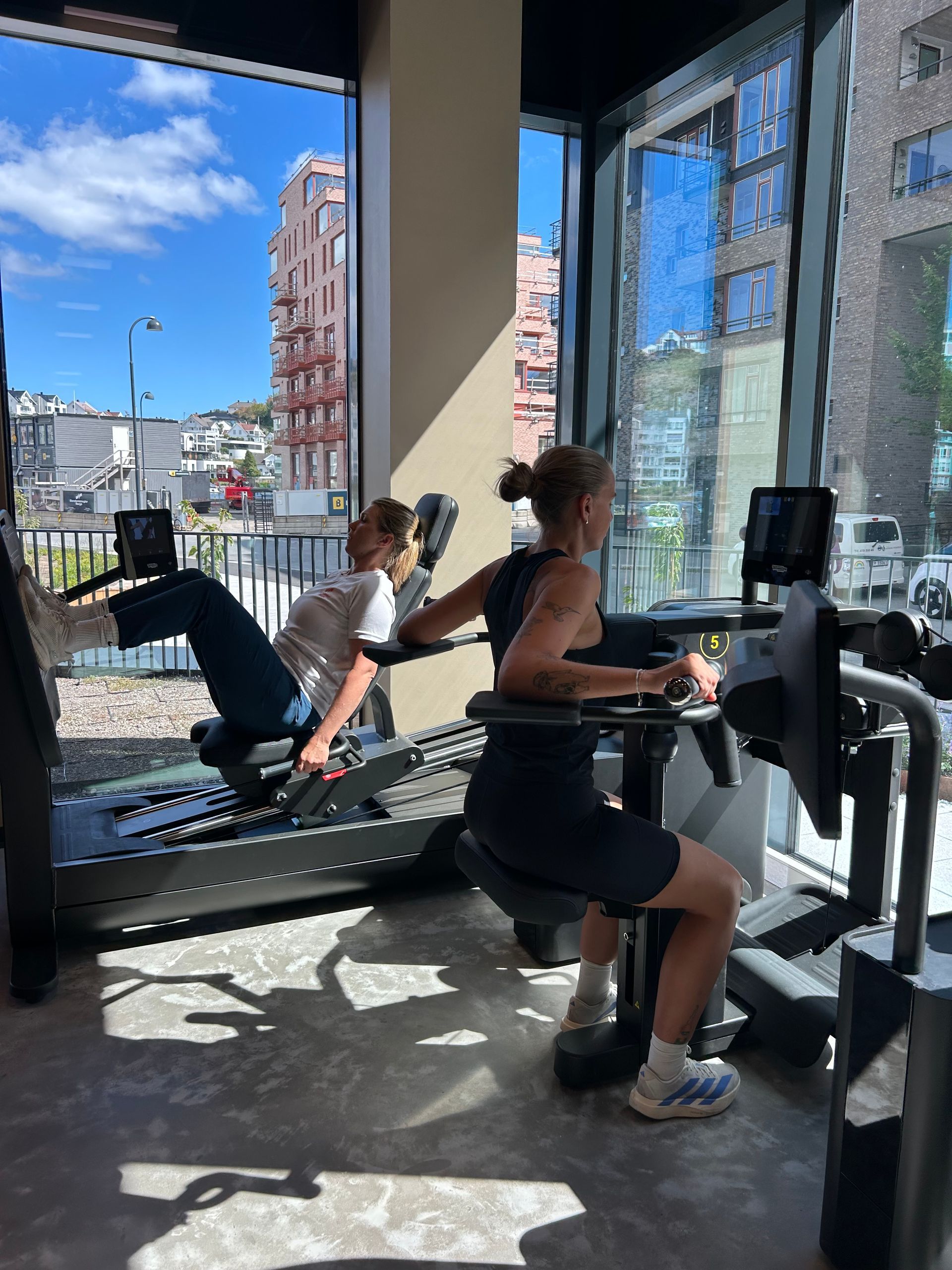 Medlem bruker et digitalt Technogym-apparat hos Trim Her