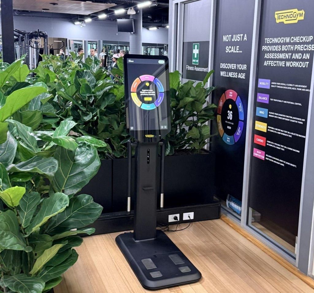 Medlem bruker et digitalt Technogym-apparat hos Trim Her