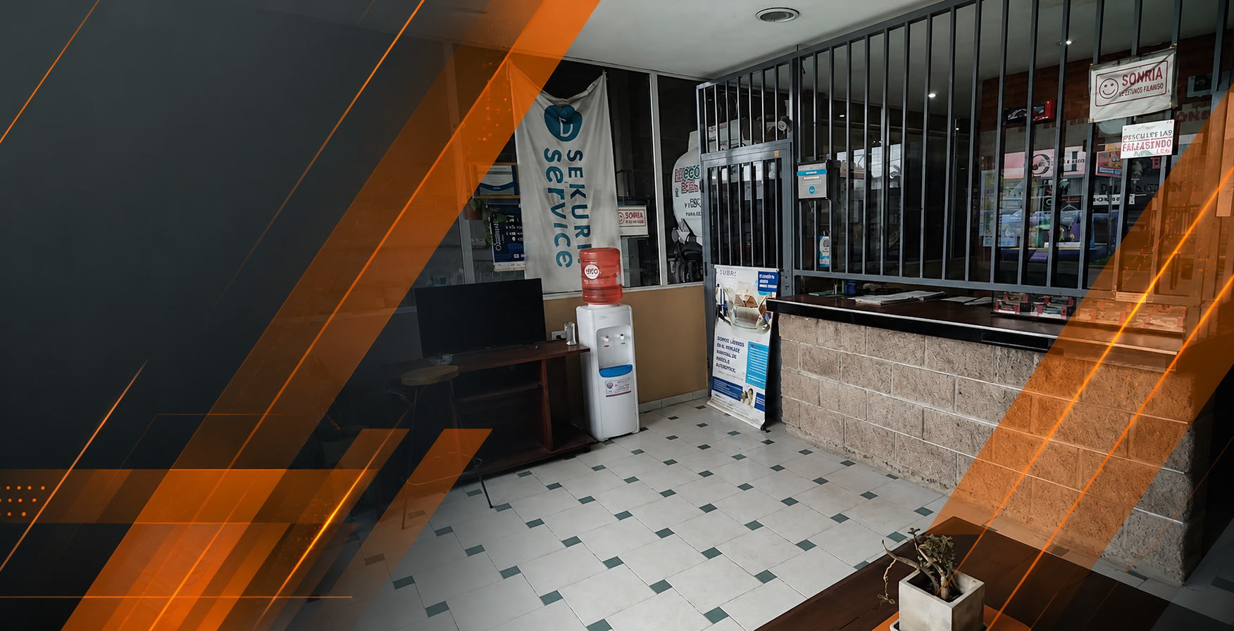 Interior de una pequeña tienda con suelo de baldosas, mostrador con barrotes y superposición gráfica diagonal de color naranja.