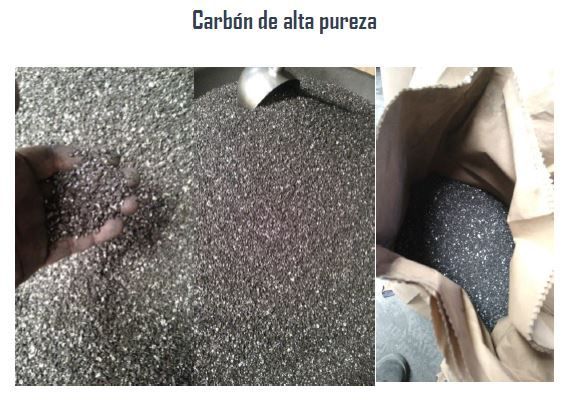 Una persona sostiene un montón de carbón de alta pureza
