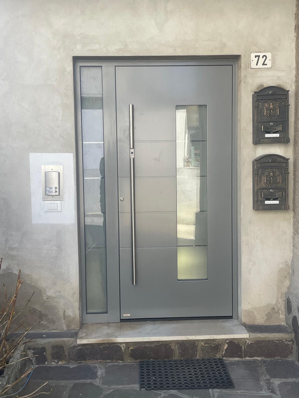 Porta d'ingresso in alluminio di Battisti Serramenti a Sover, Trento