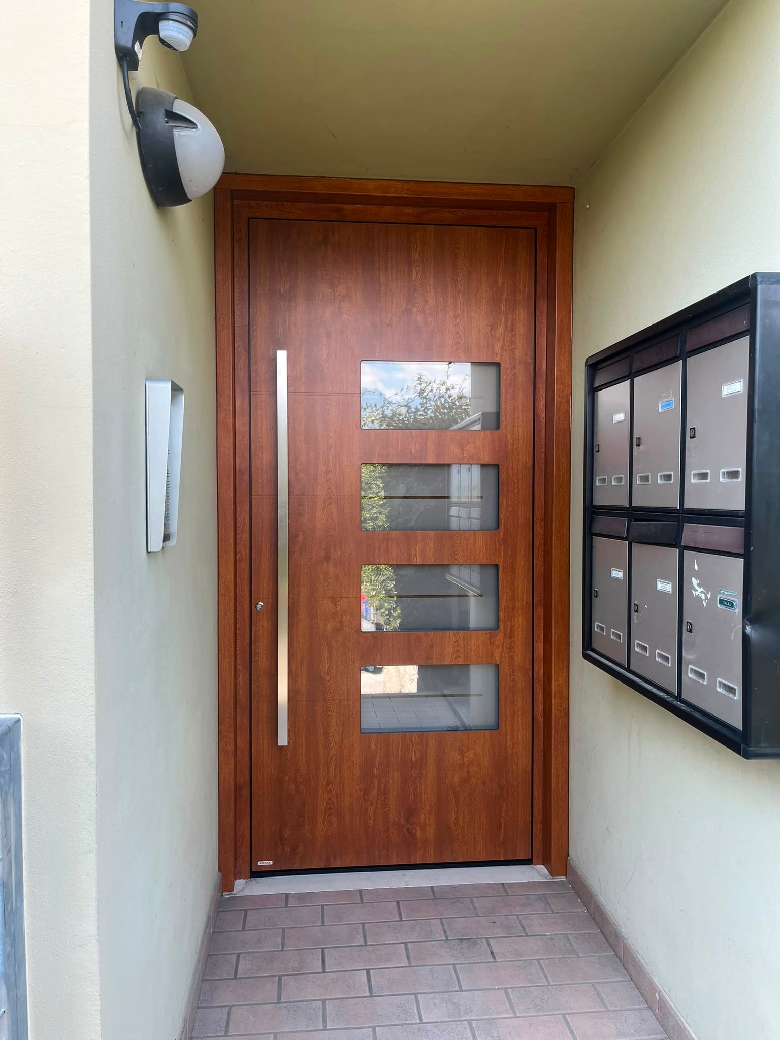 Porta d'ingresso in legno di Battisti Serramenti a Sover, Trento