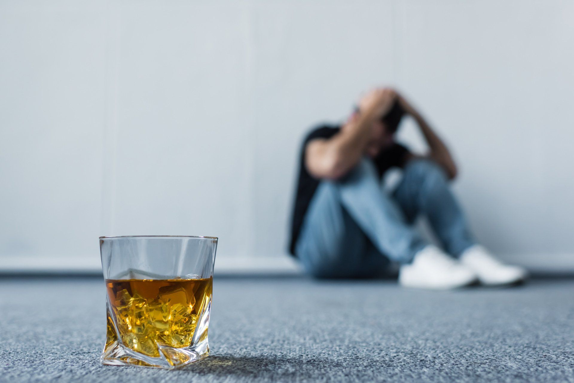 Quais são as características de um alcoólatra