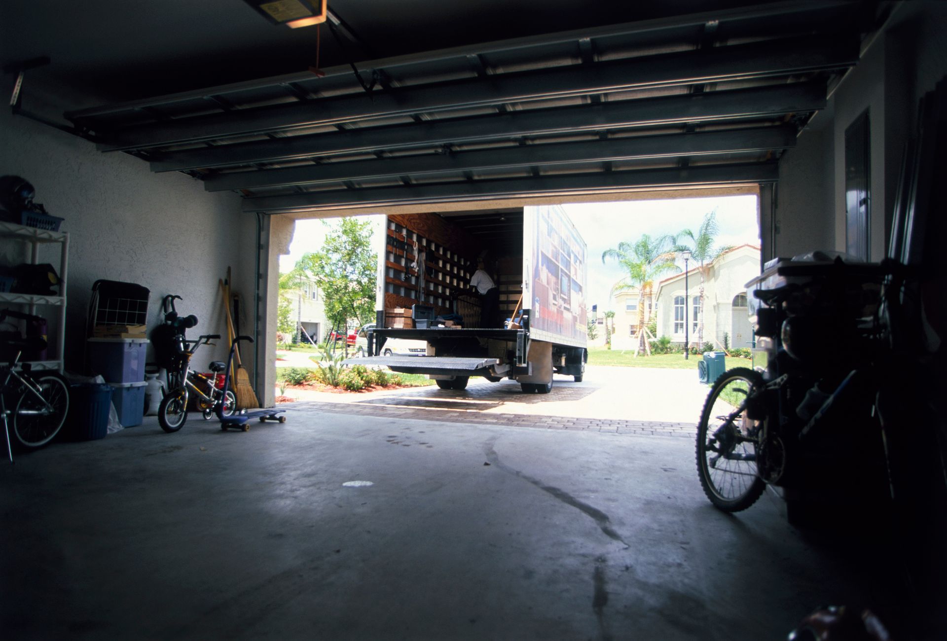 Un camion è parcheggiato in un garage per lo sgombero del locale
