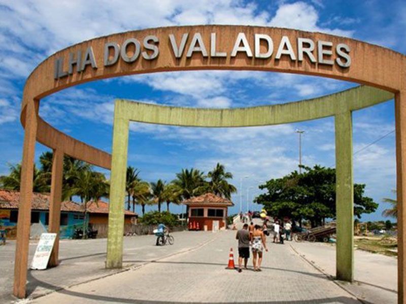 Uma grande placa em arco com os dizeres 