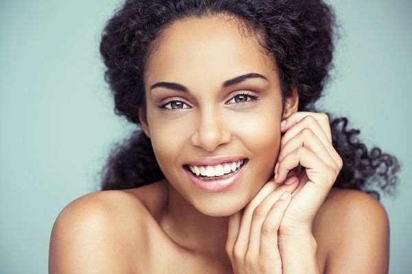 A Cosmetic Dentist in Tucson Gives Advice for Replacing Missing Teeth