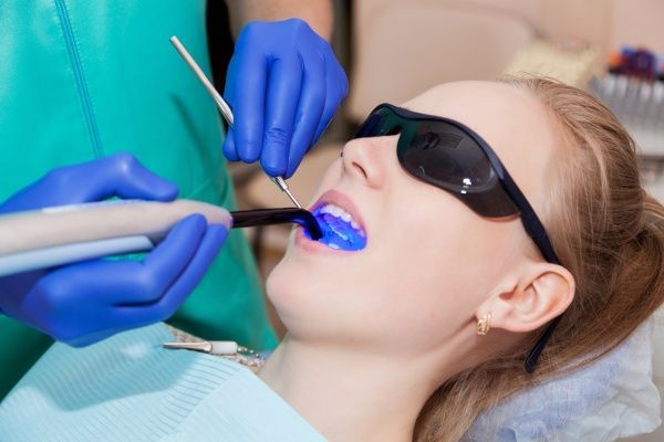 Brighten Up Your Smile With Teeth Bleaching from a Cosmetic Dentist