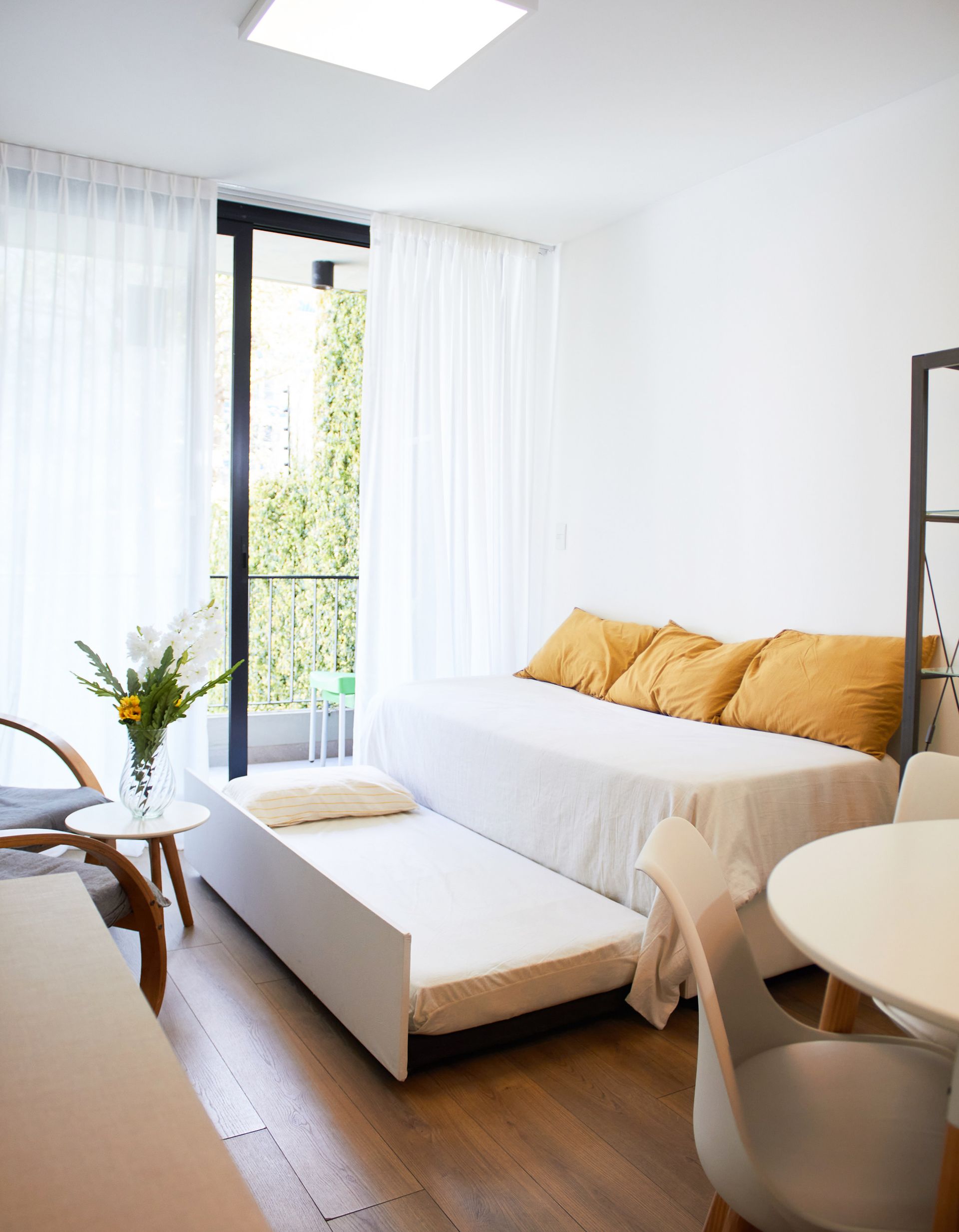 Habitación luminosa y moderna