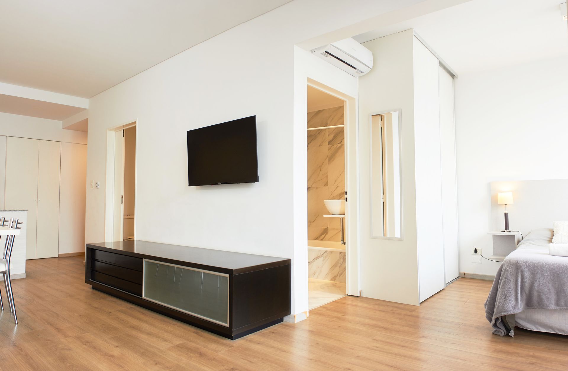 2 ambientes integrados, con baño y toillete completos.