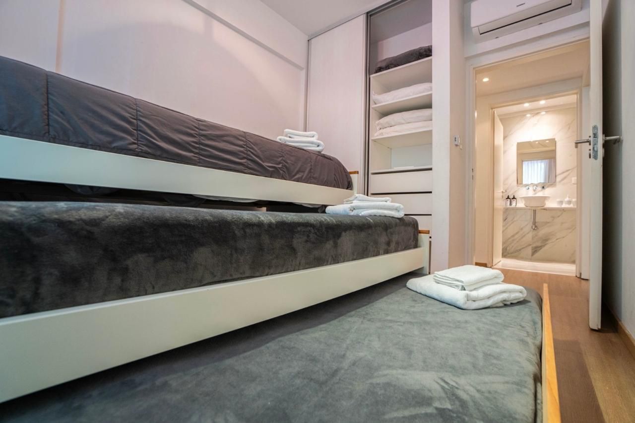 Habitacióncon cama nido triple.