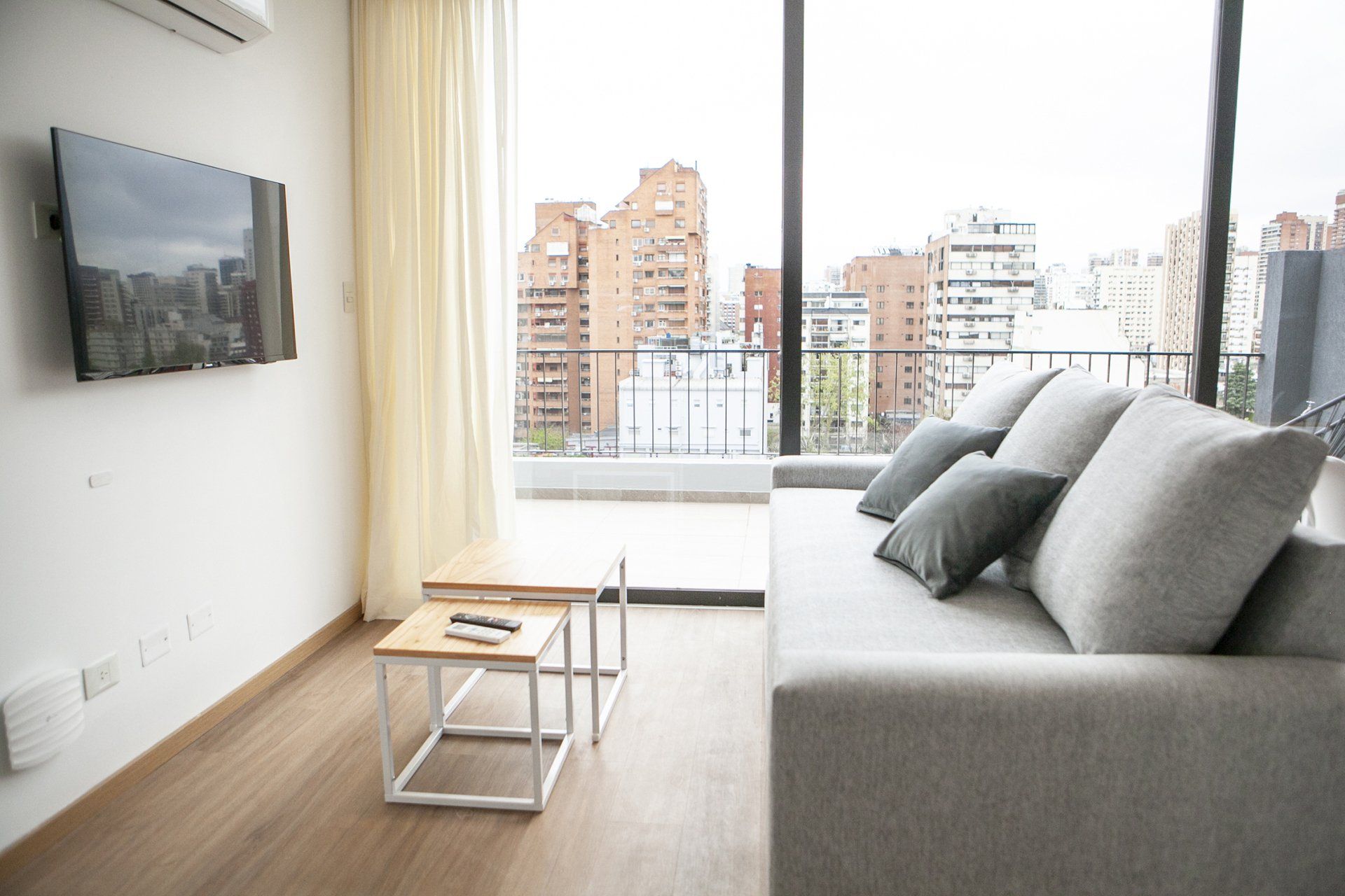 Living muy luminoso, con gran balcon terraza.