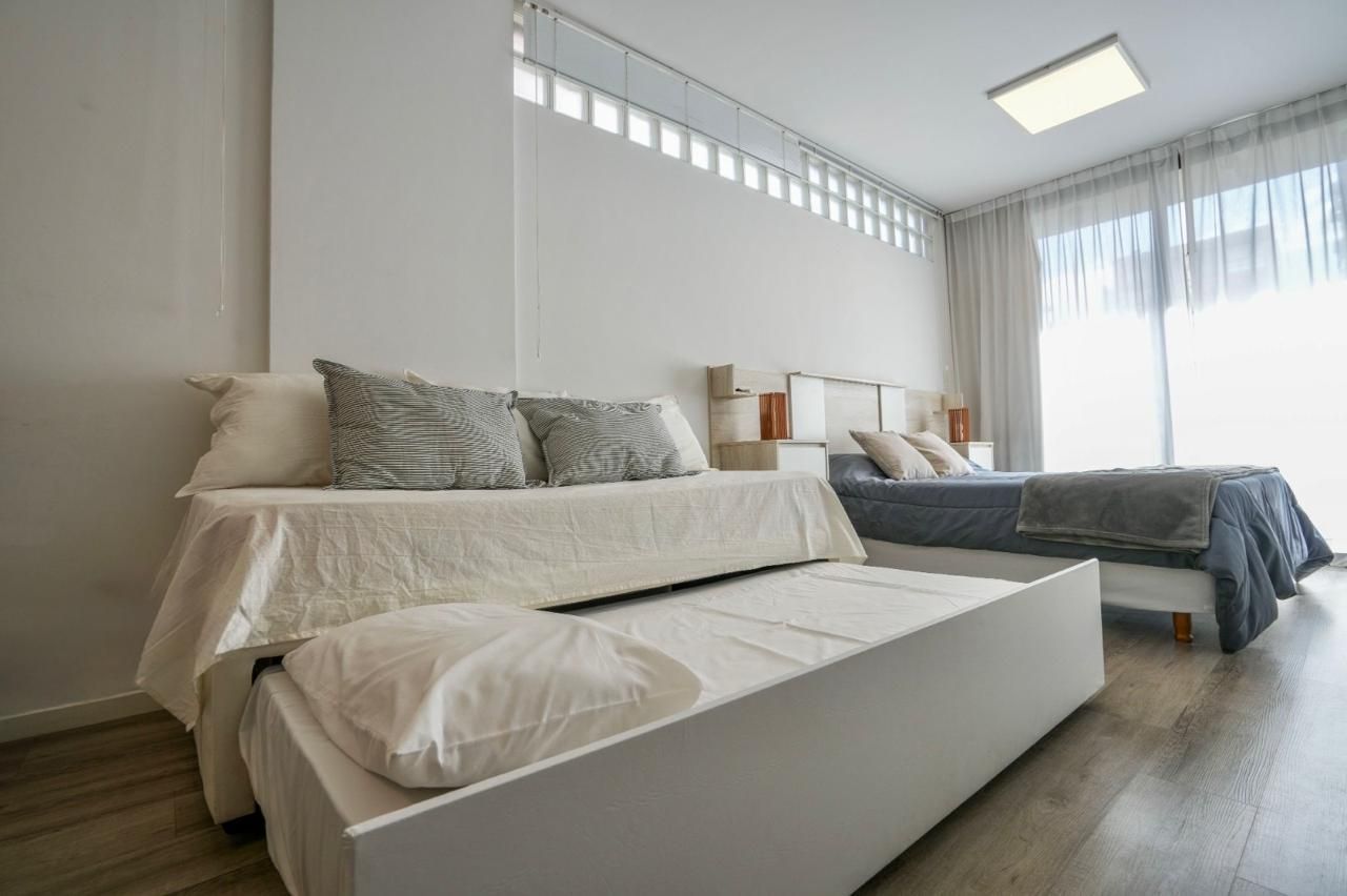 Habitación con cama doble y simple.
