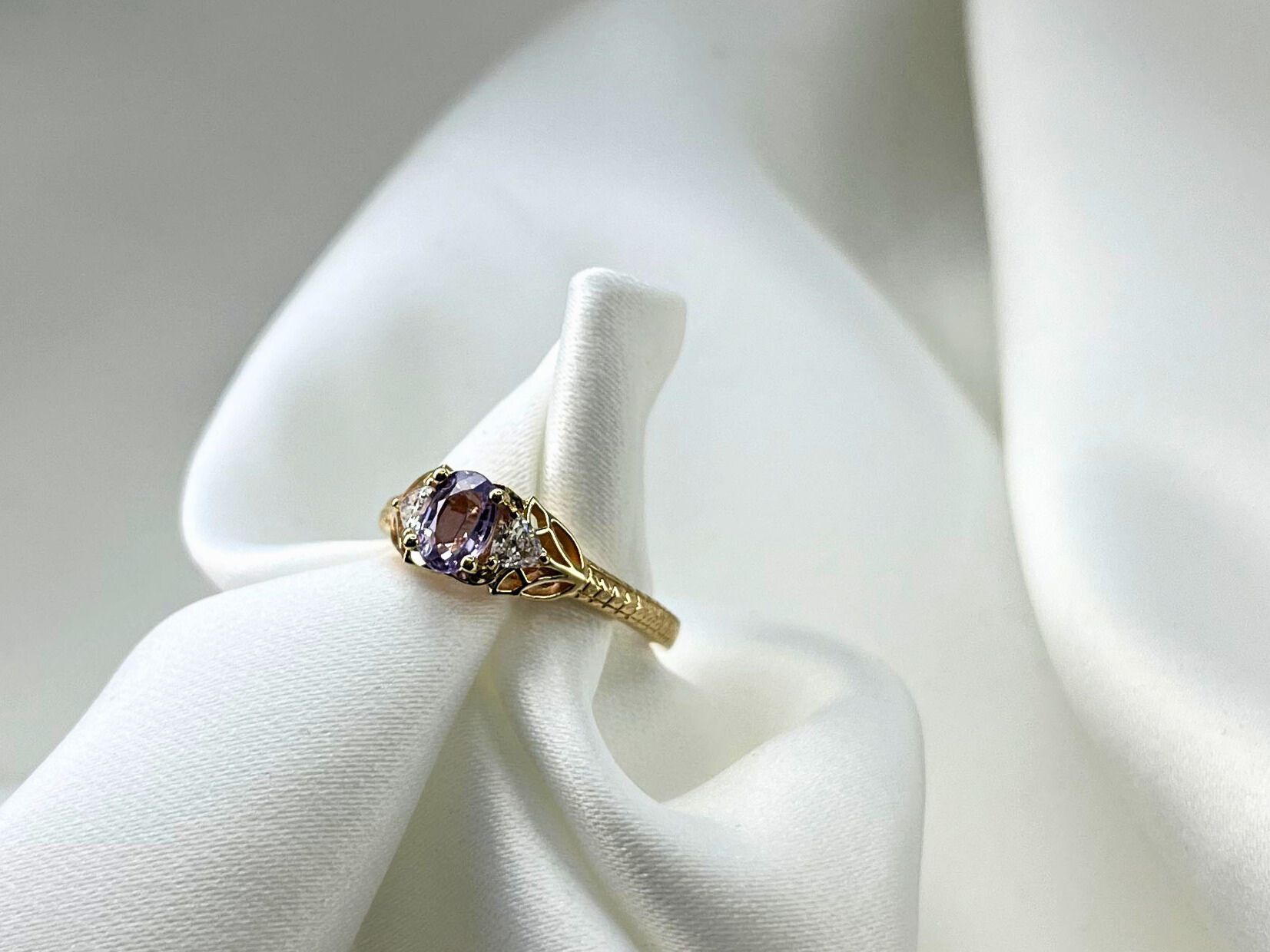 Lilac oval sapphire custom engagement ring, made by Kimberfire in Toronto.
