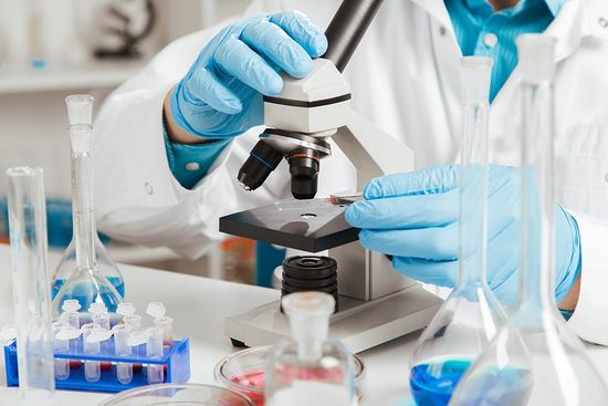 medico esamina microscopio
