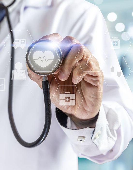 medico punta stetoscopio verso la camera