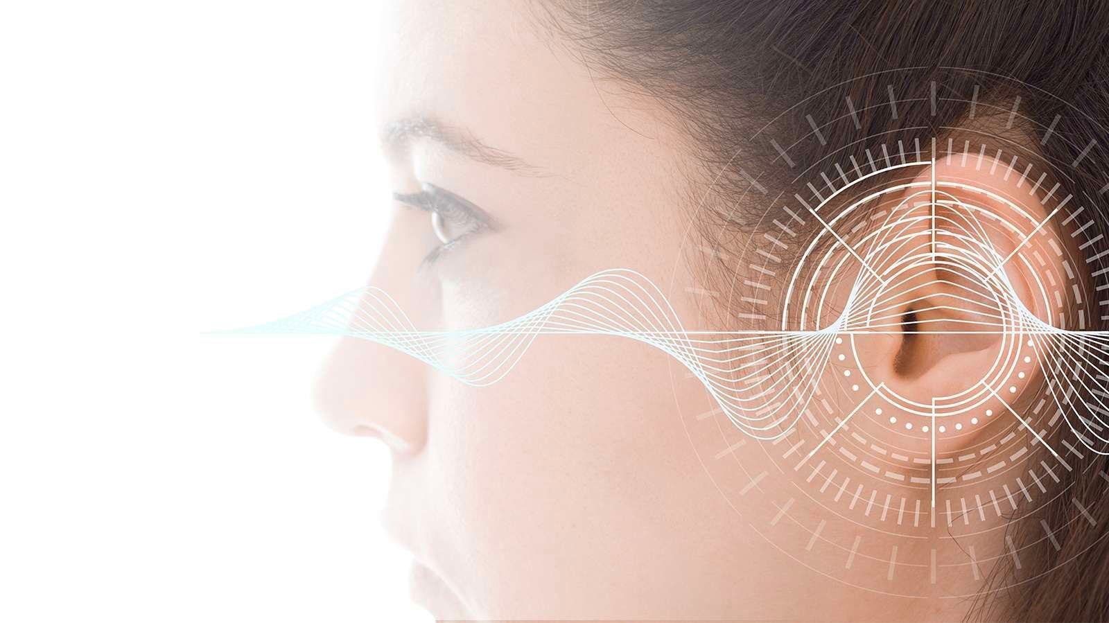 Perfil do rosto de uma mulher com uma sobreposição gráfica indicando ondas sonoras perto do ouvido.