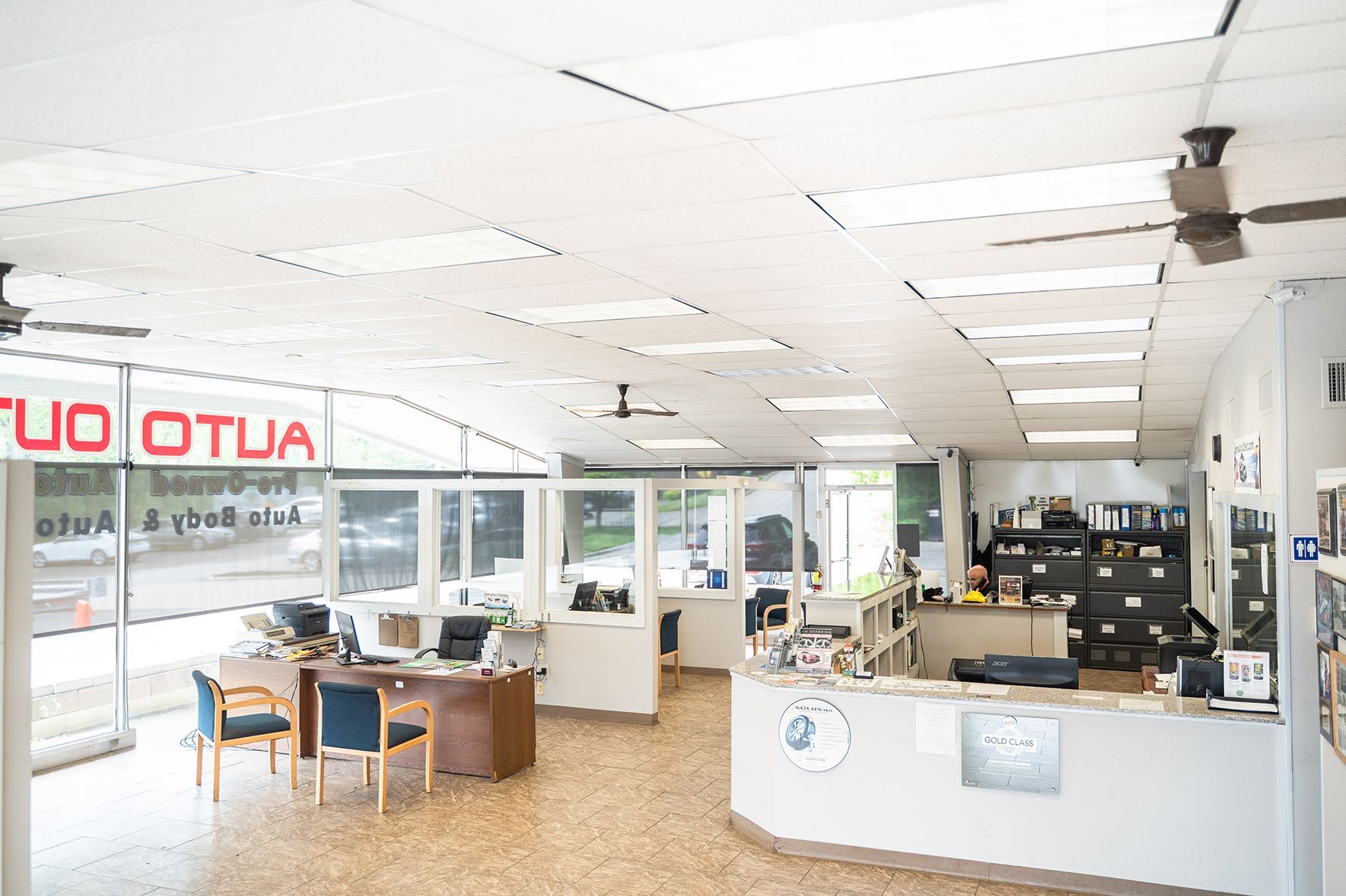 Front desk and lobby inside our shop in Fishkill, NY | Jimmy's Auto Outlet