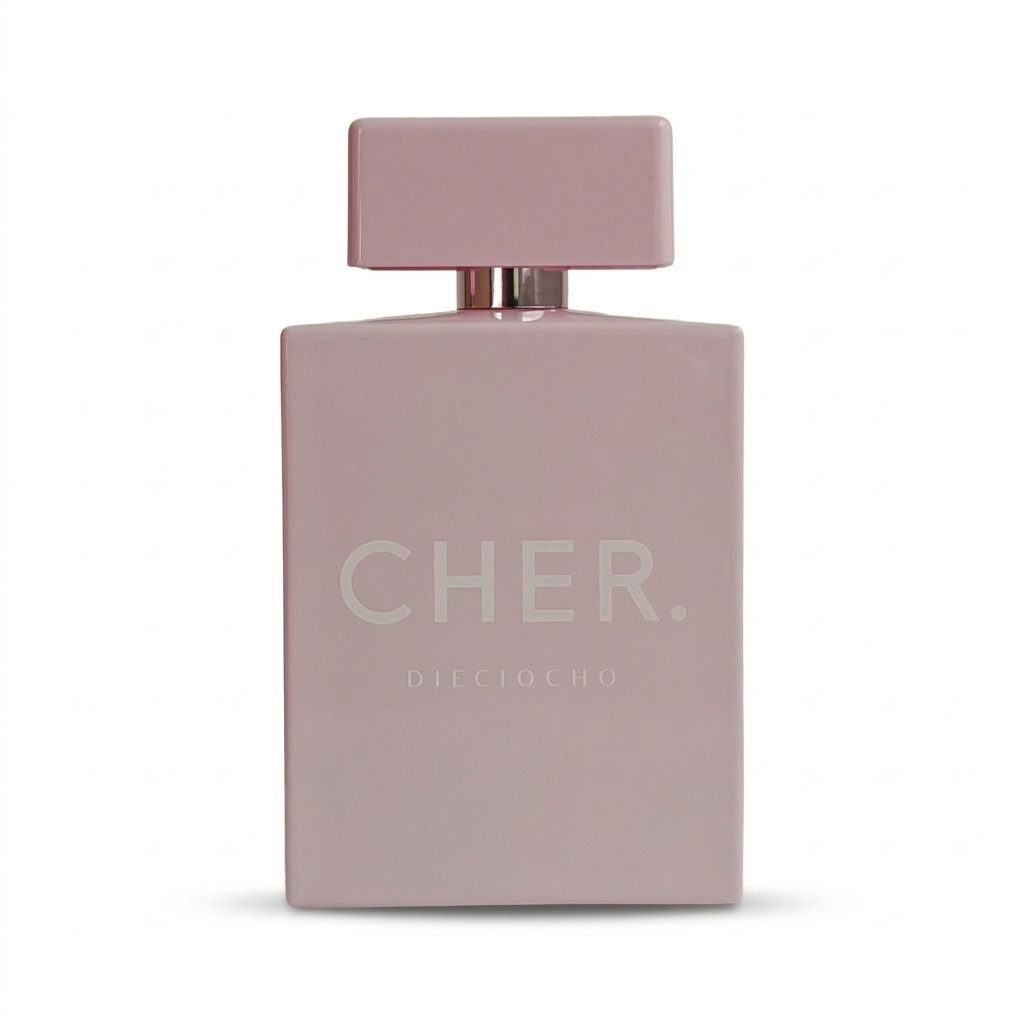 Frasco de perfume CHER de color rosa pálido con tapón cuadrado sobre fondo blanco.