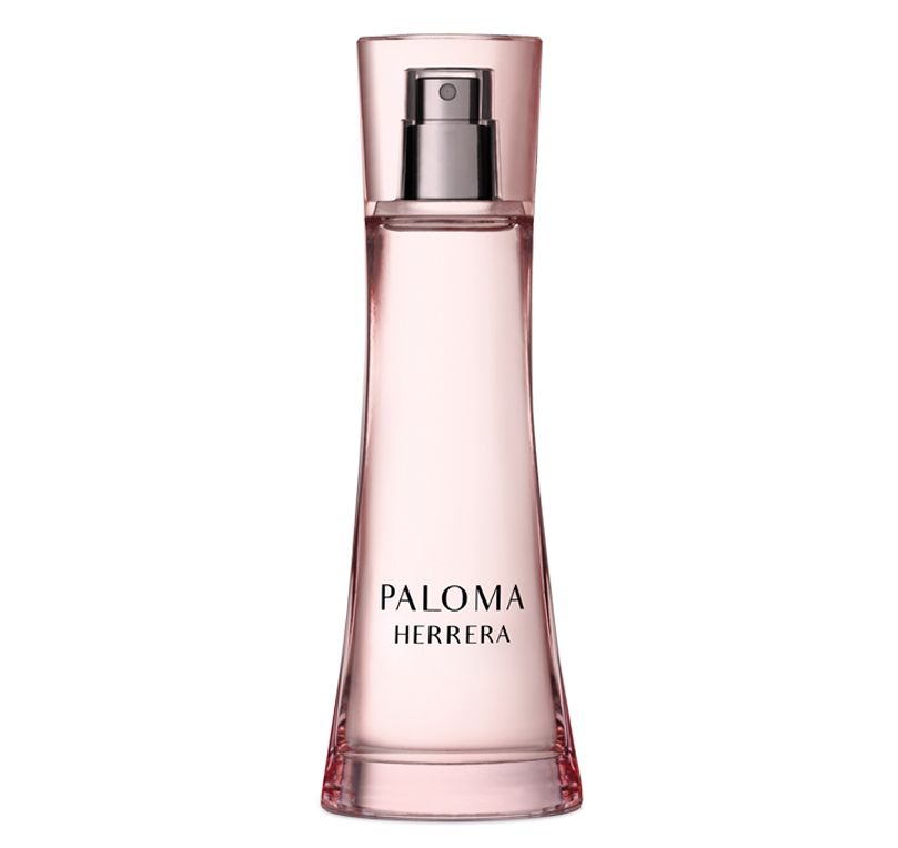 Frasco de perfume rosa de Paloma Herrera con pulverizador plateado sobre fondo blanco.