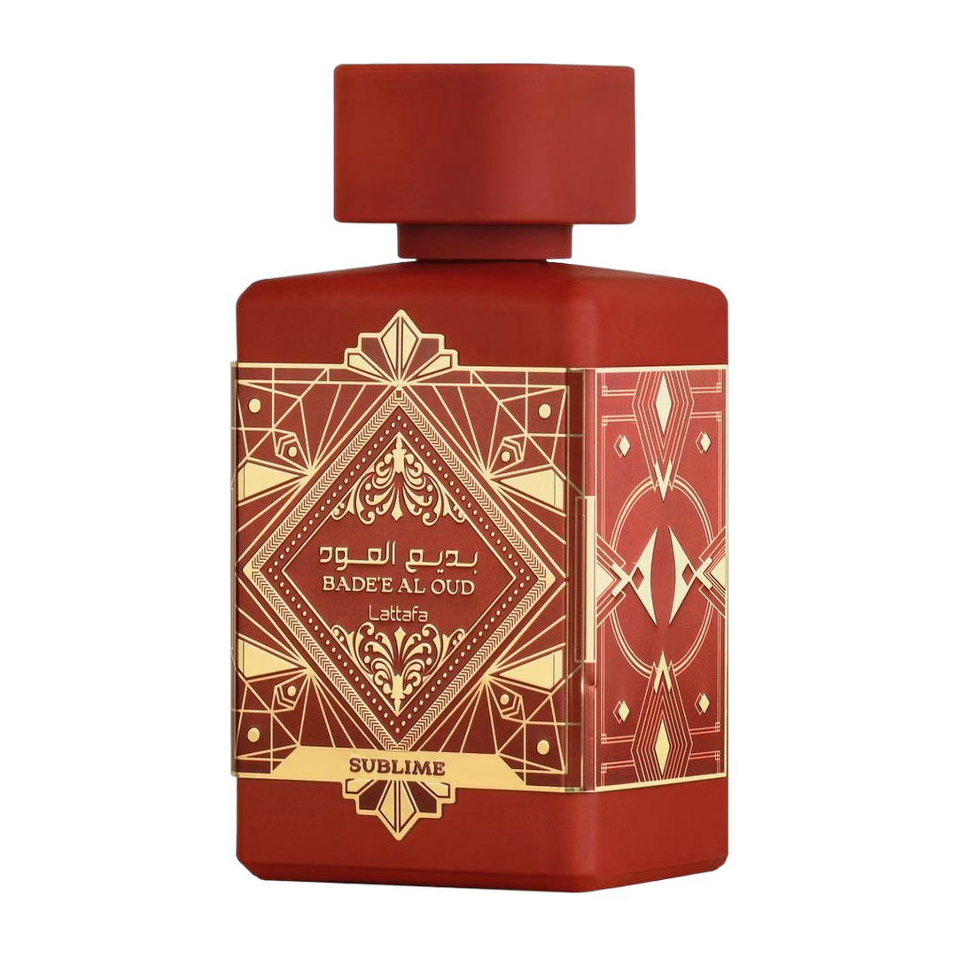 Frasco de perfume rojo con etiqueta geométrica dorada ornamentada y tapón a juego sobre fondo blanco.
