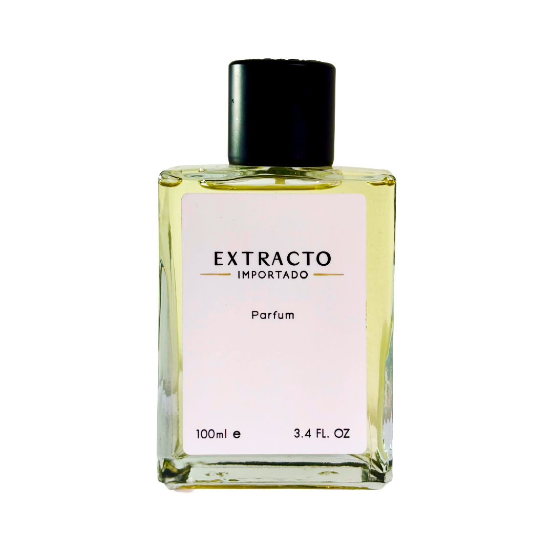 Frasco de perfume rectangular con la etiqueta “EXTRACTO”, tapón negro y líquido amarillo pálido sobre fondo blanco.
