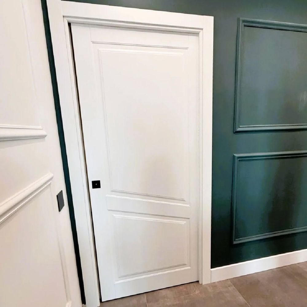 Cinque porte interne in diverse tonalità di legno.