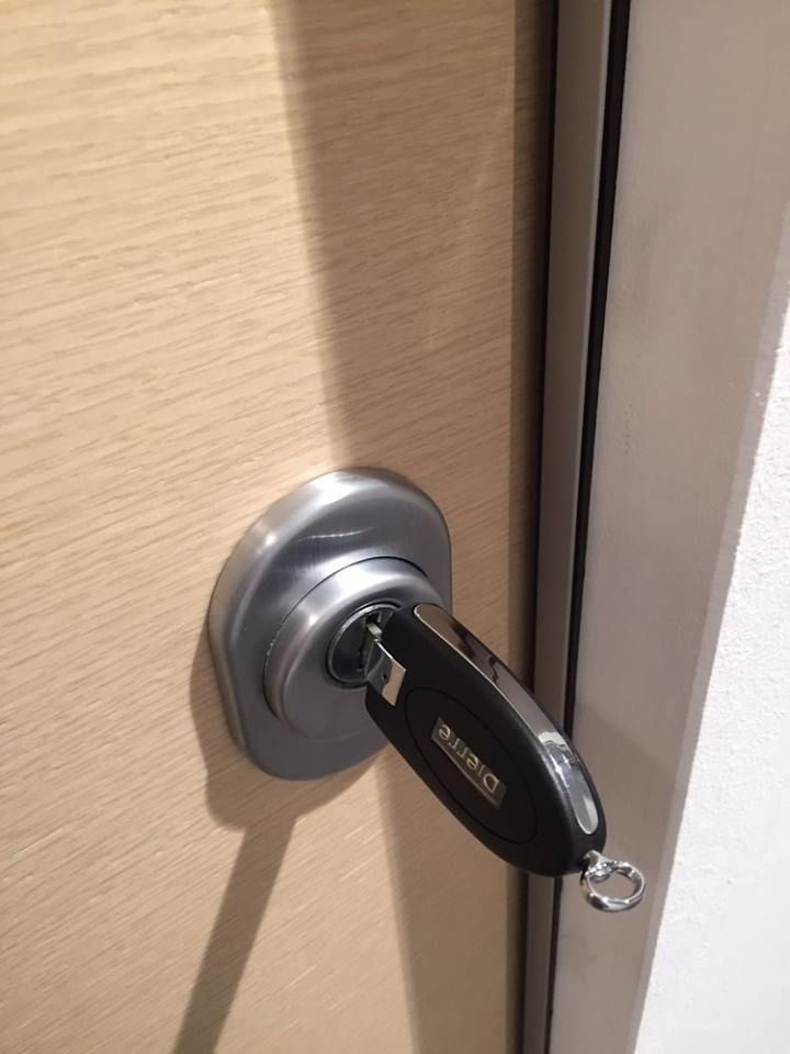 Porta doppia marrone con pannelli decorativi, ferramenta dorata.