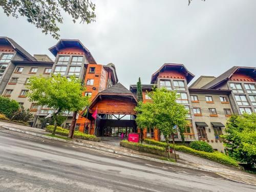 Hotel histórico em estilo chalé, com torres de telhado azul e entrada central em uma rua inclinada.