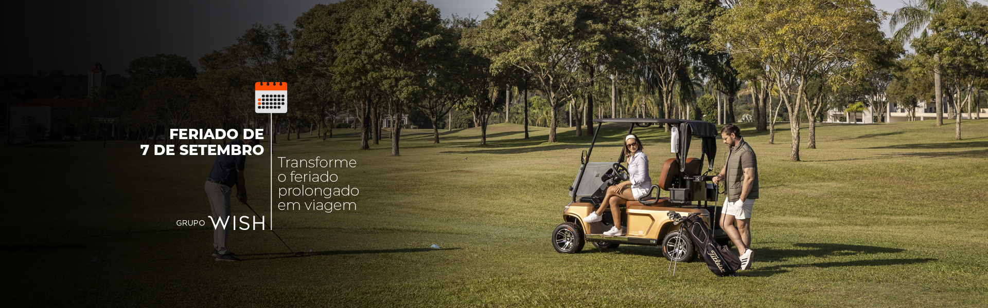 Carrinho de golfe circulando em um campo gramado perto de uma placa de madeira, com árvores ao fundo.