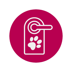 Etiqueta de identificação para animais de estimação magenta com contorno branco e ícone de pata, exibida em um fundo circular magenta.