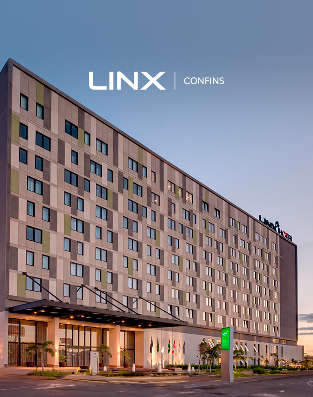 Fachada moderna do hotel ao entardecer, com a placa “LINX | CONFINS” e a entrada iluminada.