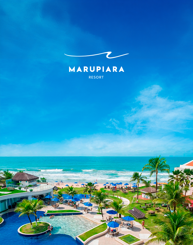 Vista da praia do Marupiara Resort com piscina, palmeiras e oceano turquesa sob um céu azul brilhante.