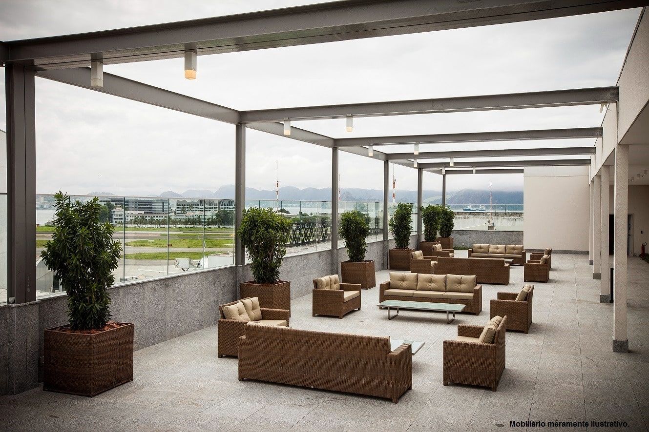 Terraço na cobertura com cadeiras de vime, vasos de plantas e vigas cobertas com vista para a paisagem urbana.