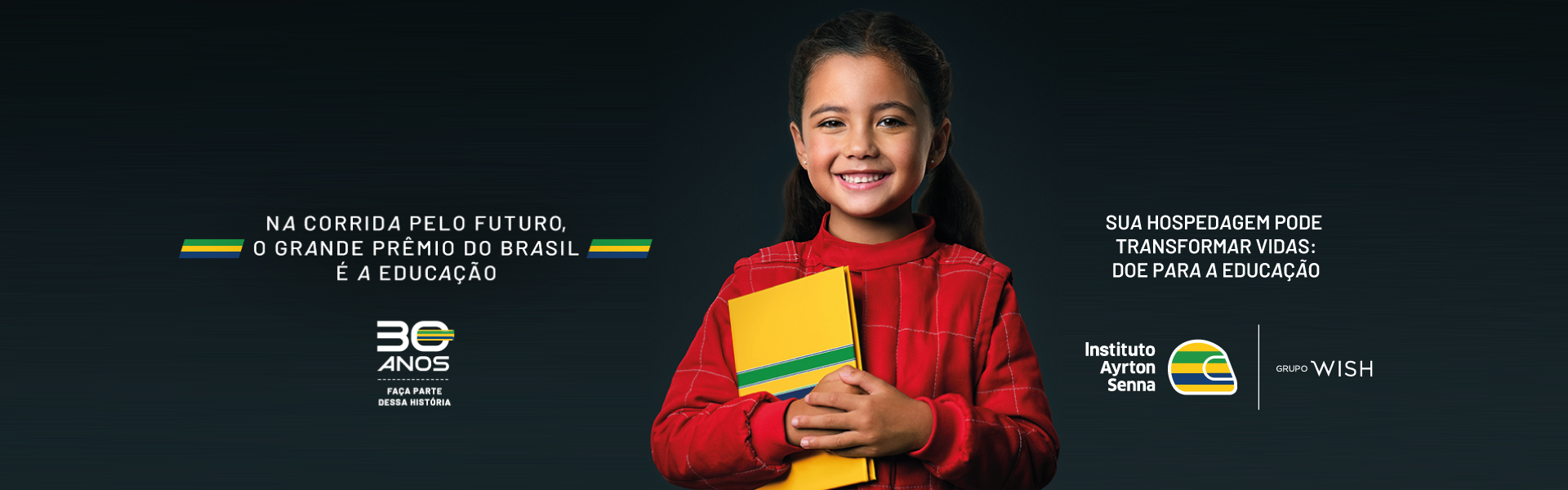 Criança sorridente com suéter vermelho segurando livros coloridos sobre um fundo escuro com blocos de texto em ambos os lados.