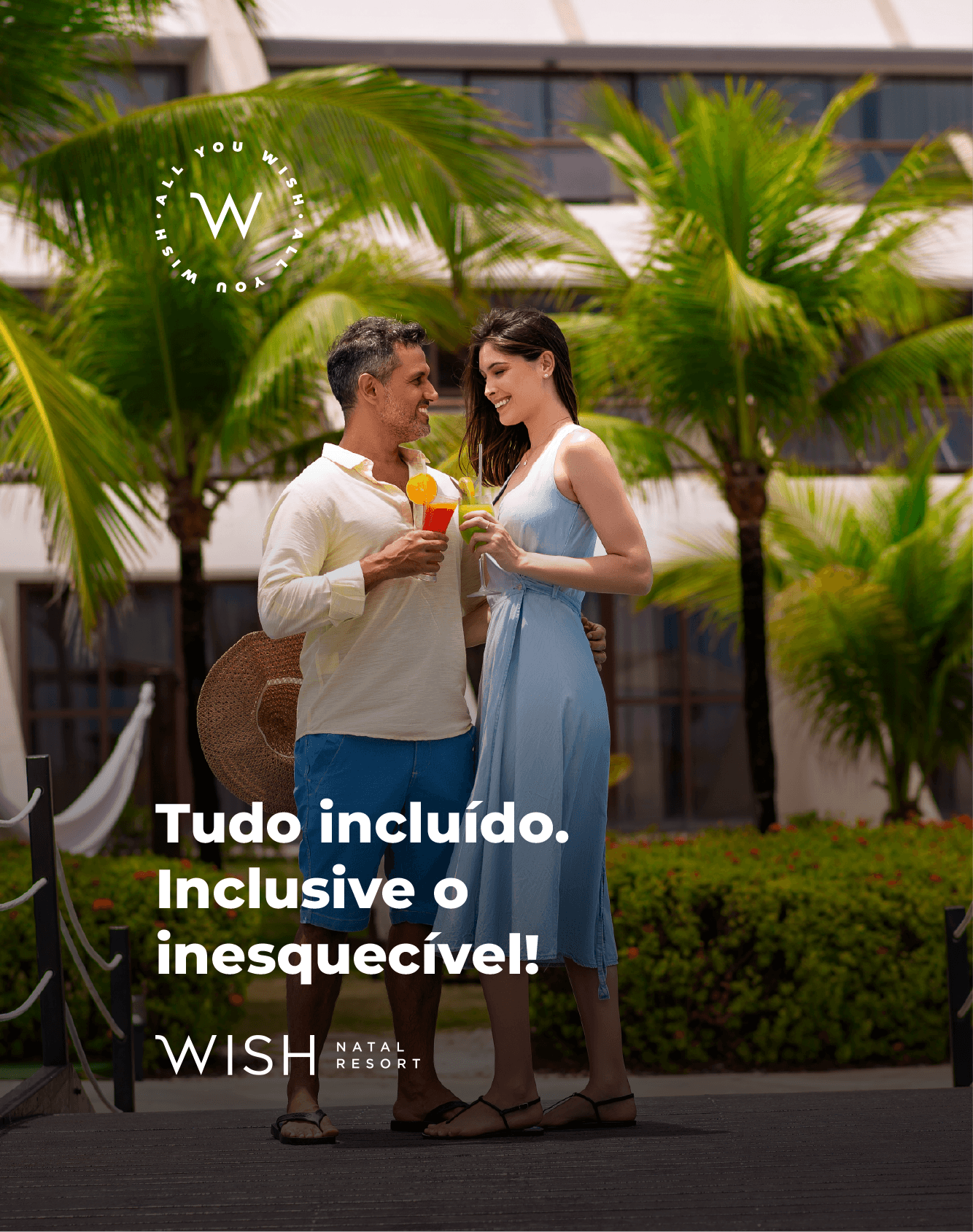 Casal segurando drinques tropicais em um jardim de resort com palmeiras e a frase “Tudo incluído. Inclusive o inesquecível!”