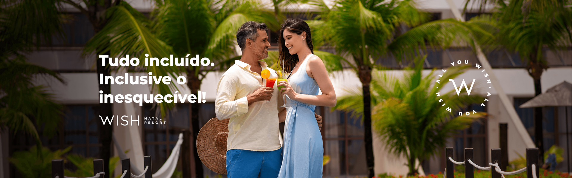 People walking in a sunny plaza with palm trees and buildings; text reads “Tudo incluído. Inesquecível.”