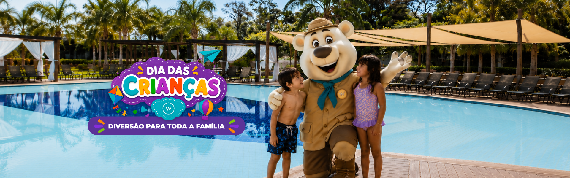 Personagens mascotes à beira da piscina de um resort, com uma placa colorida de parque aquático e palmeiras ao fundo.