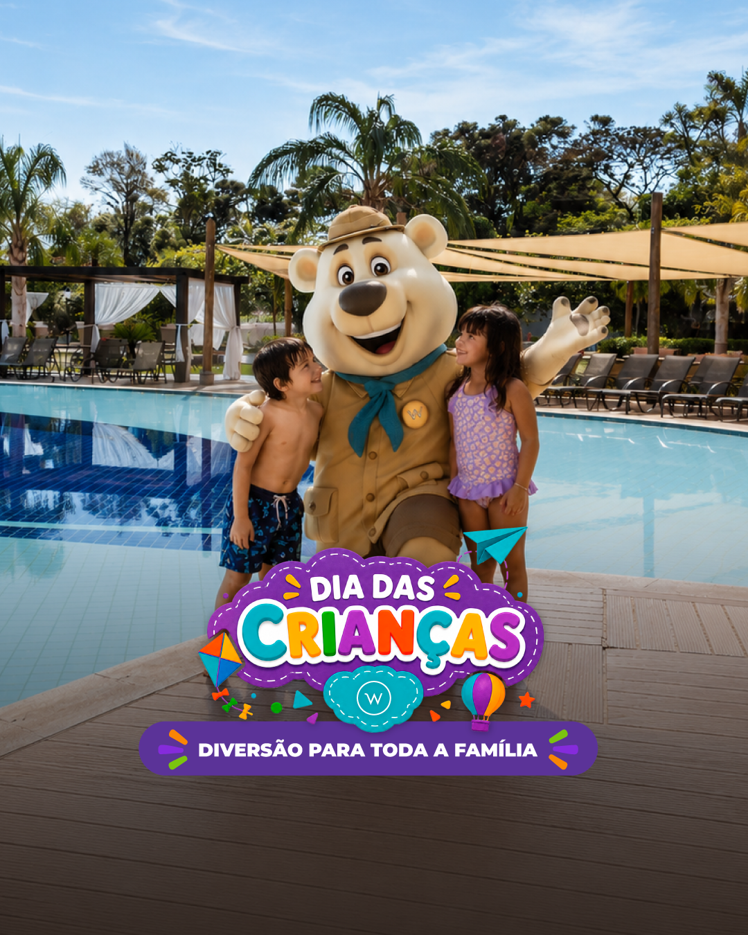 Urso mascote posando com duas crianças à beira de uma piscina, com o texto promocional “Dia das Crianças”.