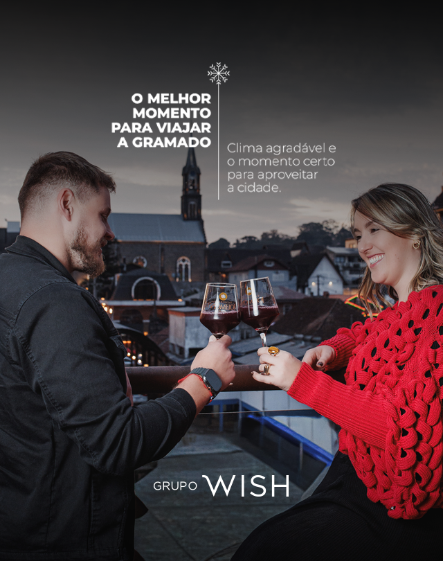 Casal brindando vinho ao ar livre ao pôr do sol, com a Torre de Belém ao fundo e texto promocional.