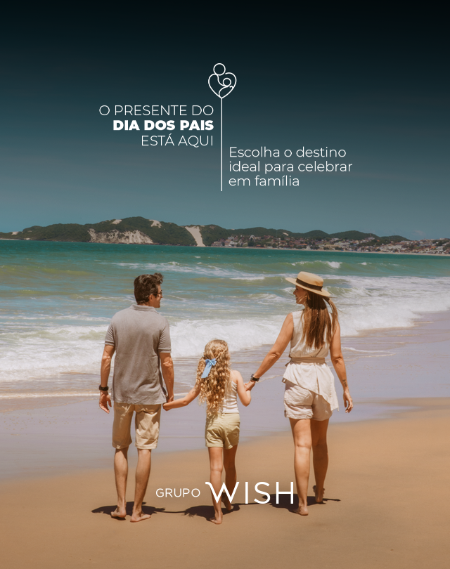 Família de costas caminhando na praia ao pôr do sol, com texto promocional sobre o Dia dos Pais.