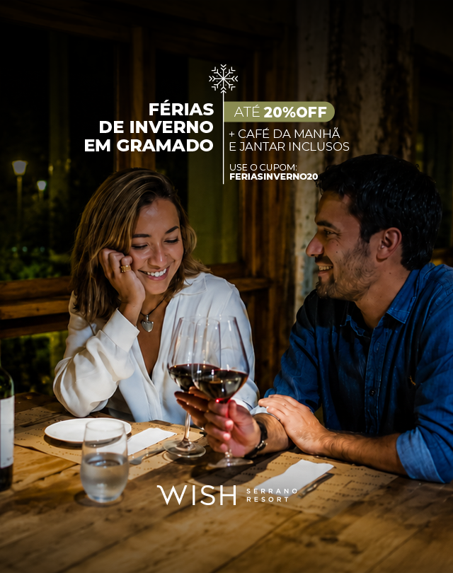 Casal sorrindo em jantar à luz de velas, taça de vinho na mesa, com texto promocional de férias em Gramado.