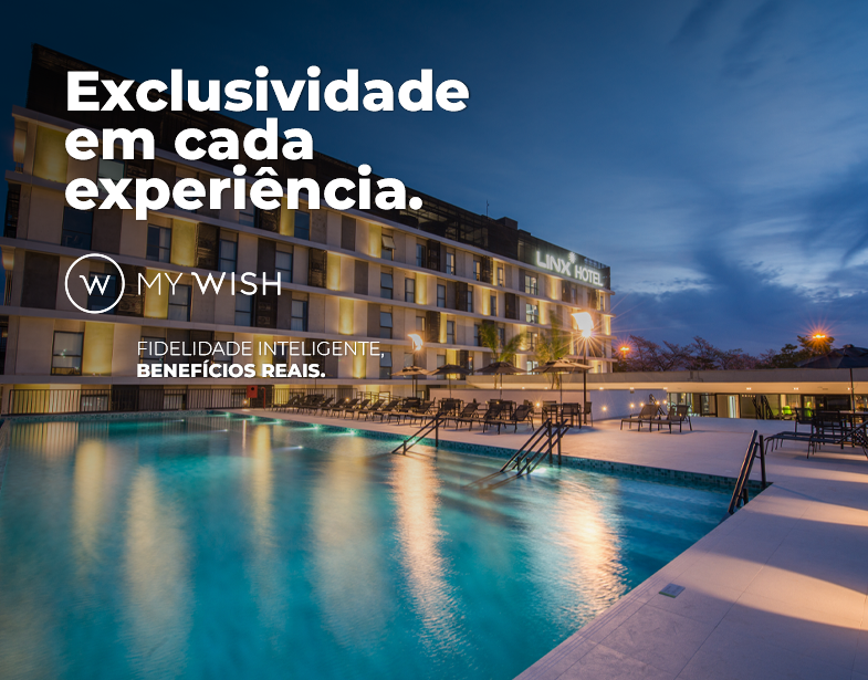 Luxury resort pool at dusk with lit buildings and the text “Exclusividade em cada experiência.”