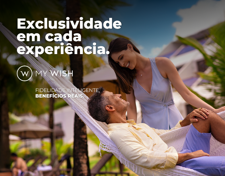 Casal relaxando em espreguiçadeira em resort tropical, com texto promocional “Exclusividade em cada experiência.”